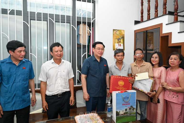 Cũng trong chiều 15/7, Chủ tịch Quốc hội Vương Đình Huệ đến thăm và trao quà cho ông Nguyễn Minh Lực, gia đình thờ cúng Anh hùng Lực lượng vũ trang nhân dân Tôn Thất Cảnh.