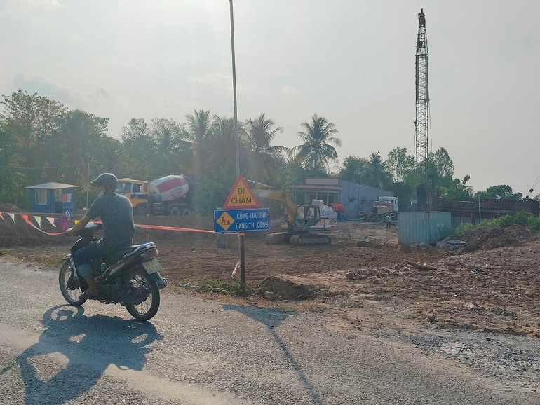 Rào chắn sơ sài, công trình tuyến tránh Quốc lộ 30 có đoạn không làm rào chắn tại xã An Bình, huyện Cao Lãnh. Rào chắn sơ sài, công trình tuyến tránh Quốc lộ 30 có đoạn không làm rào chắn tại xã An Bình, huyện Cao Lãnh.