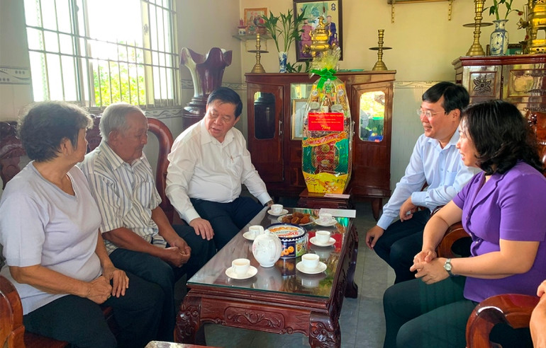 Đồng chí Nguyễn Trọng Nghĩa thăm hộ gia đình chính sách Phạm Văn Nhuận.