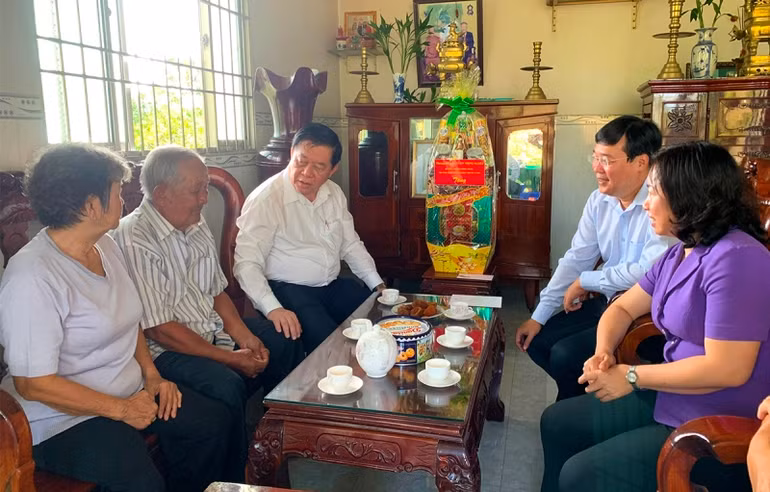 Đồng chí Nguyễn Trọng Nghĩa thăm hộ gia đình chính sách Phạm Văn Nhuận.