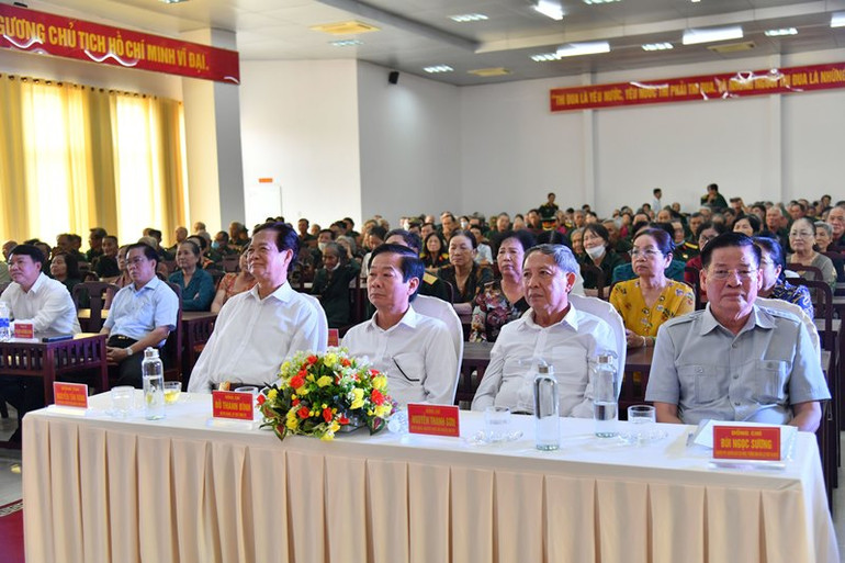 Các đại biểu về dự buổi họp mặt.