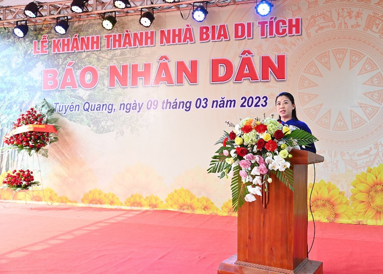 Phó Bí thư Thường trực Tỉnh ủy, Chủ tịch Hội đồng nhân dân tỉnh Tuyên Quang Lê Thị Kim Dung phát biểu tại buổi lễ. (Ảnh: THỦY NGUYÊN)