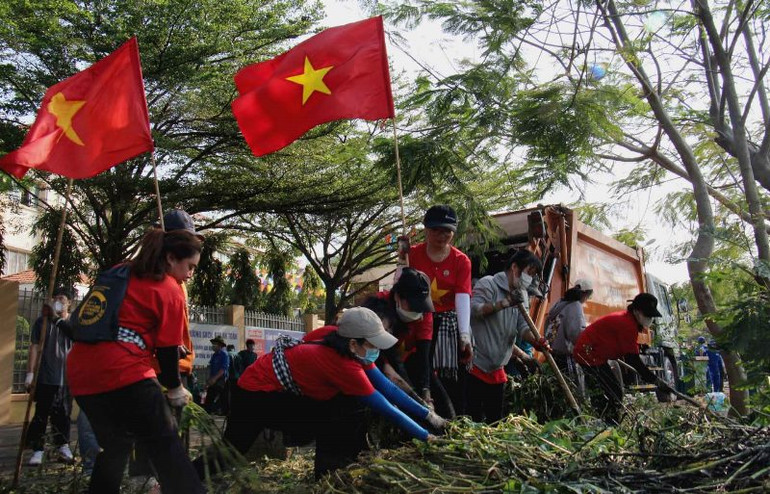 Nhóm tình nguyện viên tham gia cùng các đoàn viên, thanh niên dọn dẹp môi trường.