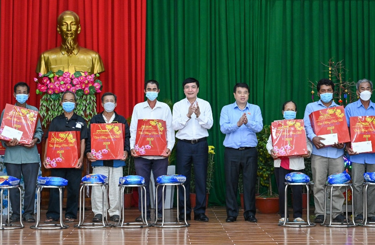 Tổng Thư ký, Chủ nhiệm Văn phòng Quốc hội Bùi Văn Cường và Chủ tịch Hội đồng dân tộc Y Thanh Hà Niê Kđăm trao quà Tết cho các gia đình chính sách, hộ nghèo. (Ảnh Duy Linh) Tổng Thư ký, Chủ nhiệm Văn phòng Quốc hội Bùi Văn Cường và Chủ tịch Hội đồng dân tộc Y Thanh Hà Niê Kđăm trao quà Tết cho các gia đình chính sách, hộ nghèo. (Ảnh Duy Linh)