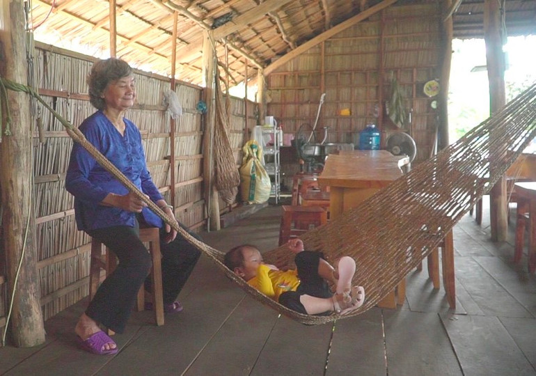 Bà Bàn Thị Xiếu đan võng ru con cháu êm giấc tuổi thơ. Bà Bàn Thị Xiếu đan võng ru con cháu êm giấc tuổi thơ.