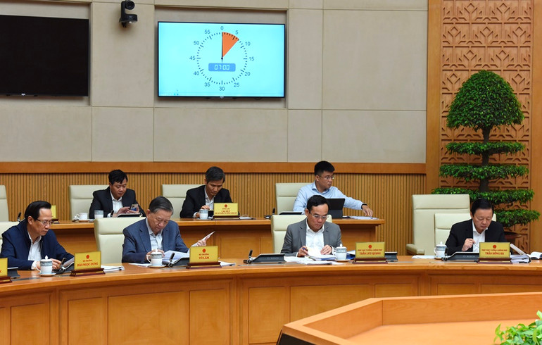 Các đồng chí Phó Thủ tướng, Bộ trưởng các bộ tham dự phiên họp.