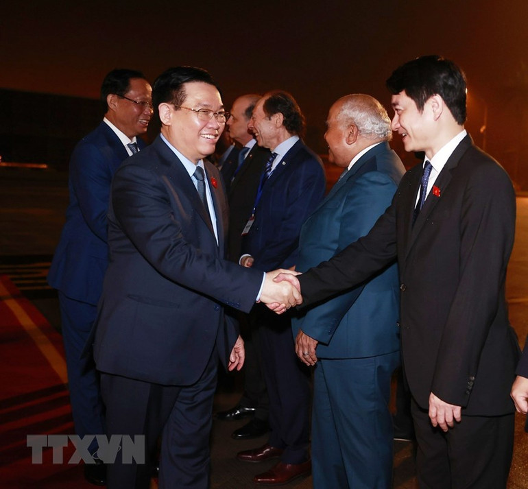 Các đại biểu tiễn Chủ tịch Quốc hội Vương Đình Huệ và các thành viên Đoàn đại biểu cấp cao Quốc hội Việt Nam tại sân bay Quốc tế Nội Bài. (Ảnh: Doãn Tấn/TTXVN)