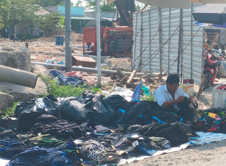 Thậm chí, việc mua bán xảy ra trong khu vực thi công tuyến tránh Quốc lộ 30 tại phường Mỹ Phú, bất chấp nguy hiểm do các thiết bị máy móc đang hoạt động. Thậm chí, việc mua bán xảy ra trong khu vực thi công tuyến tránh Quốc lộ 30 tại phường Mỹ Phú, bất chấp nguy hiểm do các thiết bị máy móc đang hoạt động.