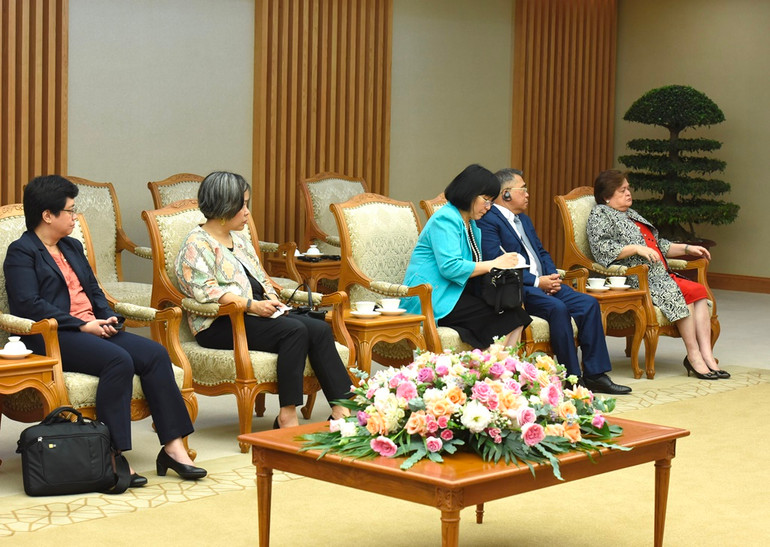 Các thành viên đi cùng Bộ trưởng Ngoại giao Philippines Enrique Manalo tham dự buổi tiếp.