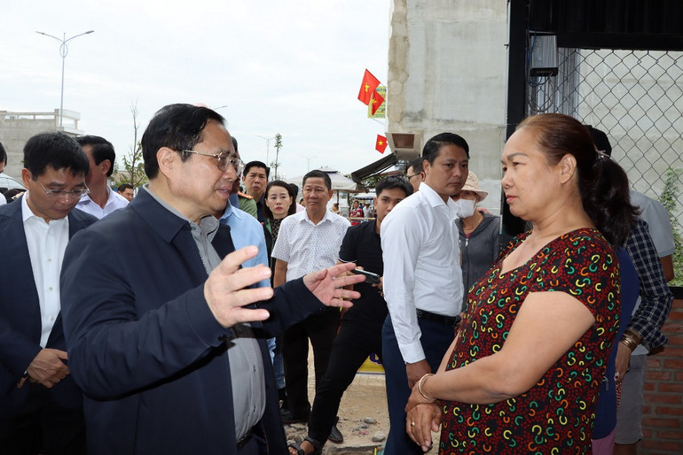 Thủ tướng Phạm Minh Chính thăm người dân sống ở khu tái định cư Lộc An - Bình Sơn.
