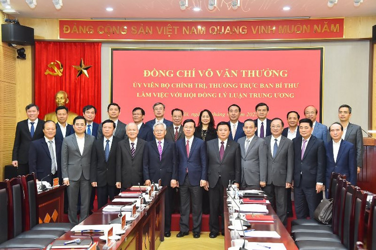 Đồng chí Võ Văn Thưởng chụp ảnh lưu niệm với các chuyên gia, nhà khoa học của Hội đồng Lý luận Trung ương tại buổi làm việc.