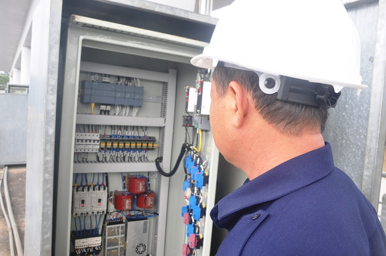 Vận hành máy để mở miệng cống lấy nước ngọt vào nội đồng.