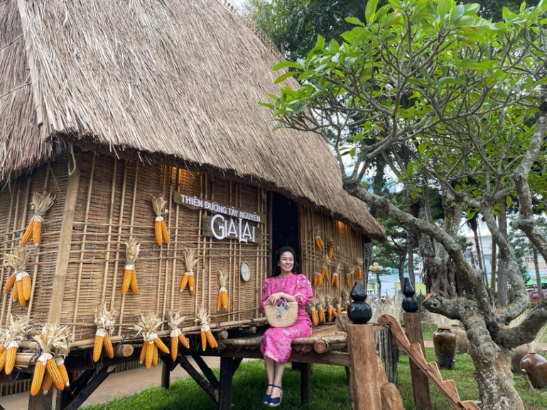 Không gian văn hóa Tây Nguyên thu hút người dân và du khách đến thưởng lãm, chụp ảnh. Không gian văn hóa Tây Nguyên thu hút người dân và du khách đến thưởng lãm, chụp ảnh.