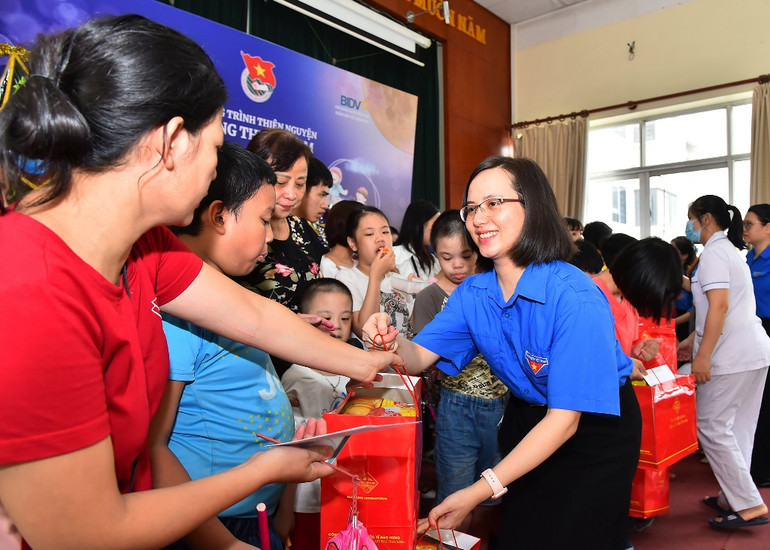 [Ảnh] Trung thu yêu thương cùng các em thiếu nhi tại Bệnh viện Phục hồi chức năng Hà Nội ảnh 11