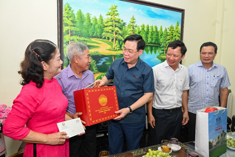 Chủ tịch Quốc hội Vương Đình Huệ tặng quà gia đình thương binh Trần Bá Lưu.