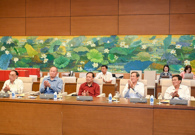 Đoàn cán bộ hưu trí nguyên lãnh đạo tỉnh Cà Mau qua các thời kỳ dự cuộc gặp mặt.