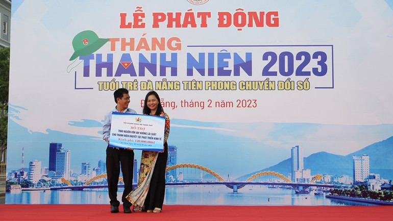 Trao nguồn vốn cho thanh niên khuyết tật phát triển kinh tế.