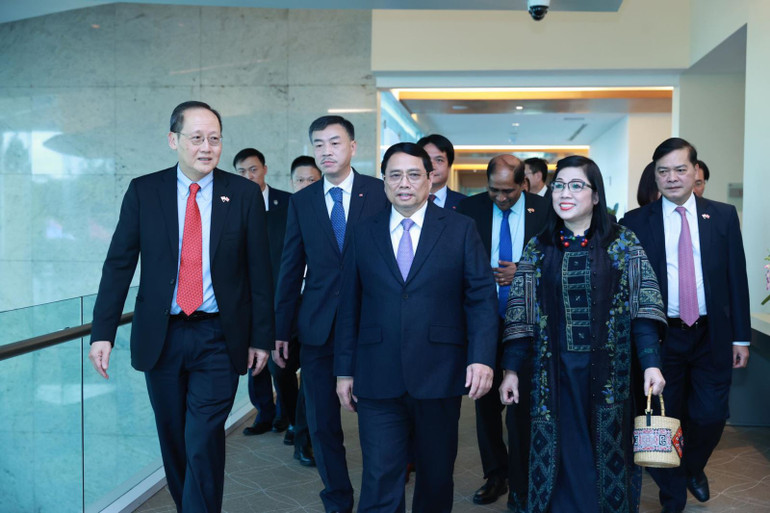 Thủ tướng Chính phủ Phạm Minh Chính và Phu nhân bắt đầu chuyến thăm chính thức nước Cộng hòa Singapore. (Ảnh: Dương Giang/TTXVN)