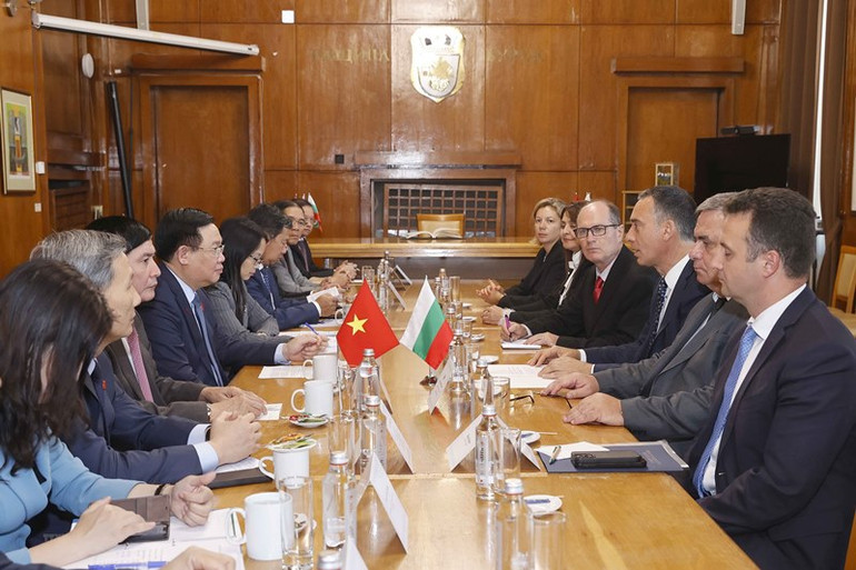 Chủ tịch Quốc hội Vương Đình Huệ tiếp ông Dimitar Nikolov, Thị trưởng thành phố Burgas. (Ảnh: Doãn Tấn/TTXVN)