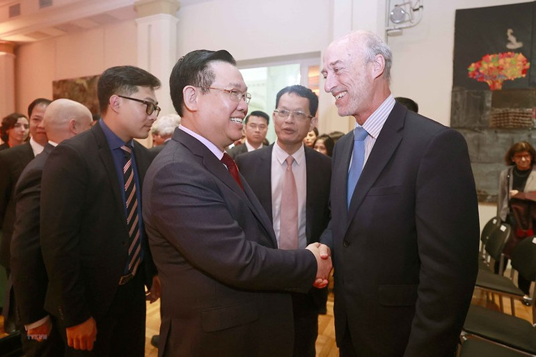 Chủ tịch Quốc hội Vương Đình Huệ với đại biểu. (Ảnh: DOÃN TẤN/TTXVN)