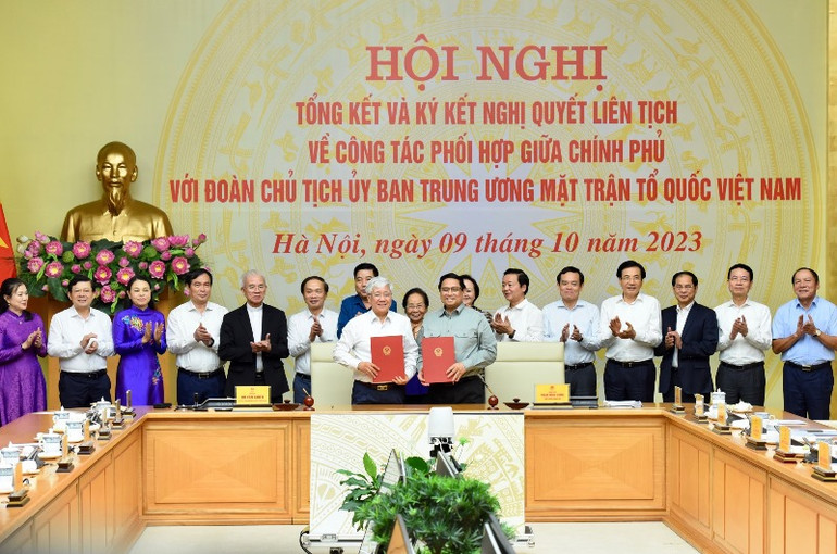 Thủ tướng Phạm Minh Chính và Chủ tịch Ủy ban Trung ương Mặt trận Tổ quốc Việt Nam Đỗ Văn Chiến ký kết Nghị quyết liên tịch.