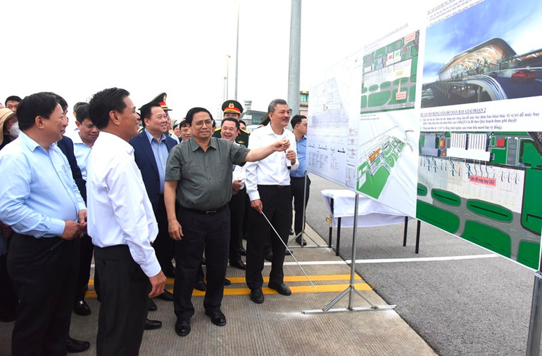 Thủ tướng Phạm Minh Chính nghe báo cáo dự án xây dựng Nhà ga T2, Cảng hàng không quốc tế Cát Bi tại Hải Phòng. (Ảnh: Trần Hải)