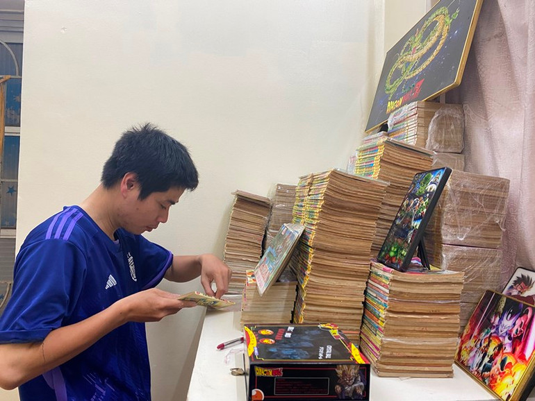 Lê Văn Nghĩa bên bộ truyện “7 viên ngọc rồng”.