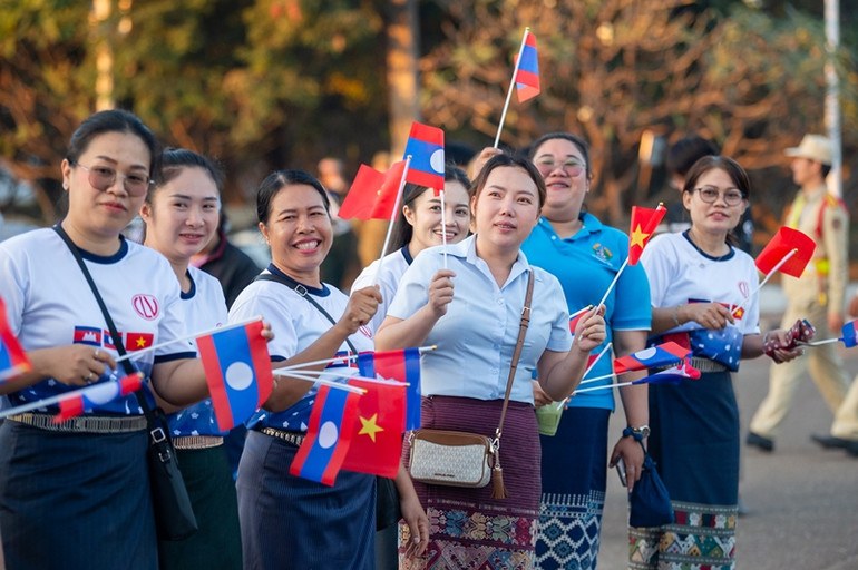 Các đại biểu quốc tế cổ vũ các vận động viên tham gia cuộc đua.