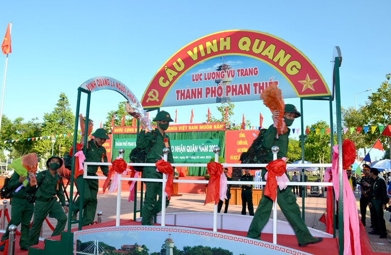 Thanh niên thành phố Phan Thiết phấn khởi lên đường nhập ngũ.