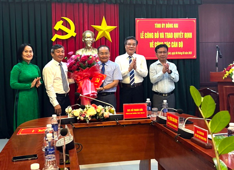 Lãnh đạo Tỉnh ủy Đồng Nai và Thường trực Huyện ủy Long Thành chúc mừng đồng chí Huỳnh Minh Dũng.