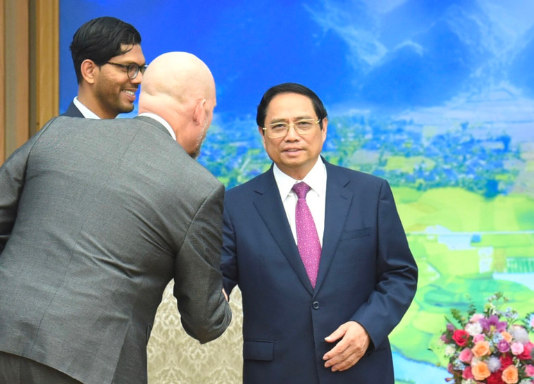 Thủ tướng Phạm Minh Chính với các thành viên đi cùng ông Tony Blair.