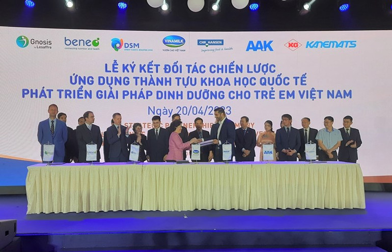 Vinamilk ký kết đối tác chiến lược với các tập đoàn dinh dưỡng hàng đầu thế giới. Vinamilk ký kết đối tác chiến lược với các tập đoàn dinh dưỡng hàng đầu thế giới.