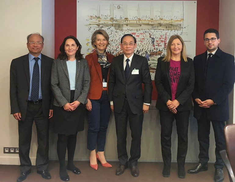 Gặp các nghị sĩ của đảng cầm quyền Phục hưng.