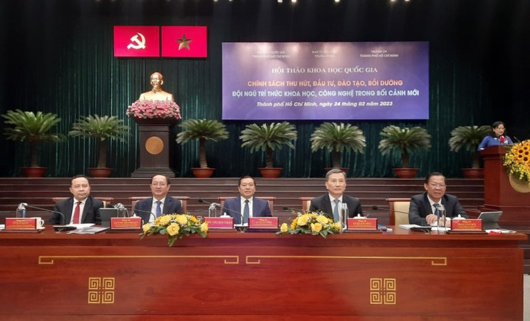 Các đồng chí chủ trì Hội thảo quốc gia “Chính sách thu hút, đầu tư, đào tạo, bồi dưỡng đội ngũ trí thức khoa học, công nghệ trong bối cảnh mới”. Các đồng chí chủ trì Hội thảo quốc gia “Chính sách thu hút, đầu tư, đào tạo, bồi dưỡng đội ngũ trí thức khoa học, công nghệ trong bối cảnh mới”.