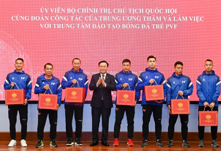 [Ảnh] Chủ tịch Quốc hội Vương Đình Huệ thăm Trung tâm đào tạo bóng đá trẻ PVF ảnh 9