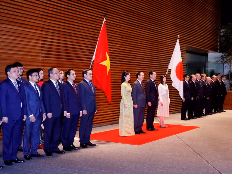 Chủ tịch nước Võ Văn Thưởng và Phu nhân cùng Thủ tướng Nhật Bản Kishida và Phu nhân với quan chức hai nước tại lễ đón. (Ảnh: Thống Nhất – TTXVN)