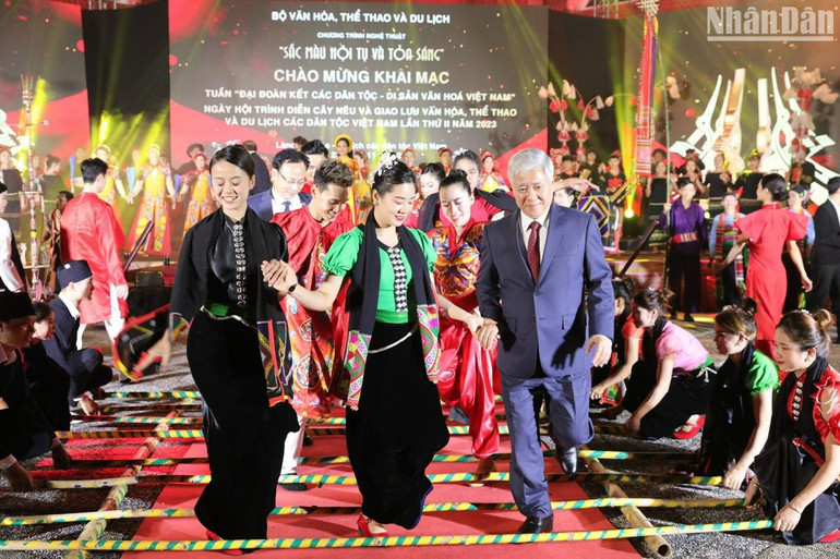 Đồng chí Đỗ Văn Chiến giao lưu cùng đồng bào các dân tộc. (Ảnh: Khiếu Minh).