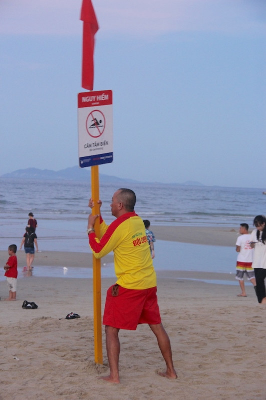 Lực lượng cứu hộ cắm mốc cảnh báo an toàn trên bãi biển Phạm Văn Đồng. Lực lượng cứu hộ cắm mốc cảnh báo an toàn trên bãi biển Phạm Văn Đồng.