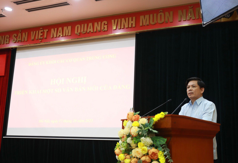 Bí thư Đảng ủy Khối Nguyễn Văn Thể phát biểu kết luận hội nghị. Bí thư Đảng ủy Khối Nguyễn Văn Thể phát biểu kết luận hội nghị.