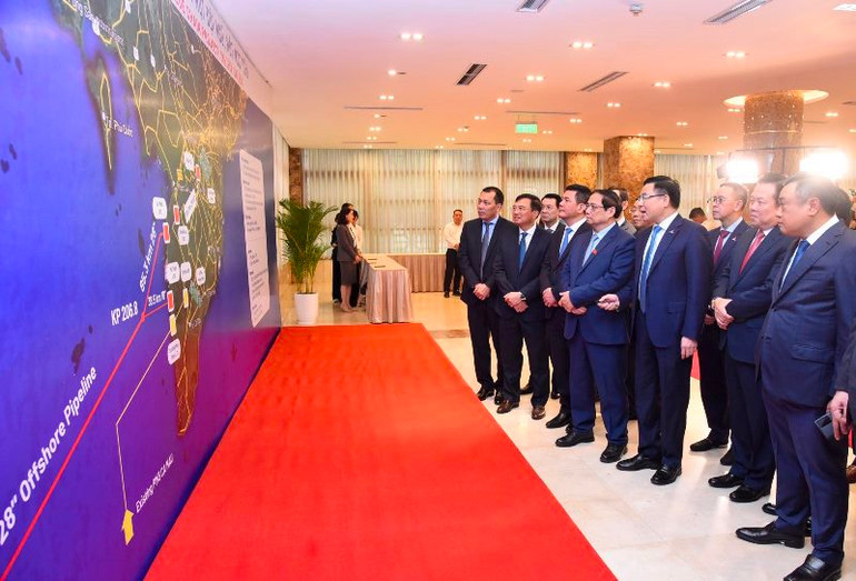 Thủ tướng Phạm Minh Chính nghe giới thiệu về Chuỗi Dự án khí điện Lô B - Ô Môn.