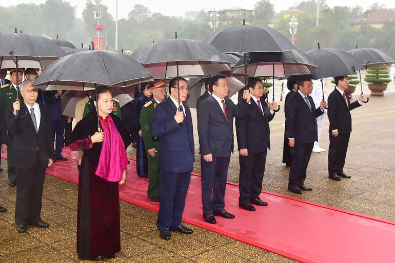 [Ảnh] Lãnh đạo Đảng, Nhà nước vào Lăng viếng Chủ tịch Hồ Chí Minh ảnh 3