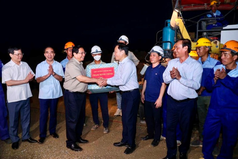 Thủ tướng Phạm Minh Chính tặng quà động viên đội ngũ cán bộ, công nhân trên công trường xây dựng cao tốc Phú Thọ-Tuyên Quang. (Ảnh: Trần Hải)