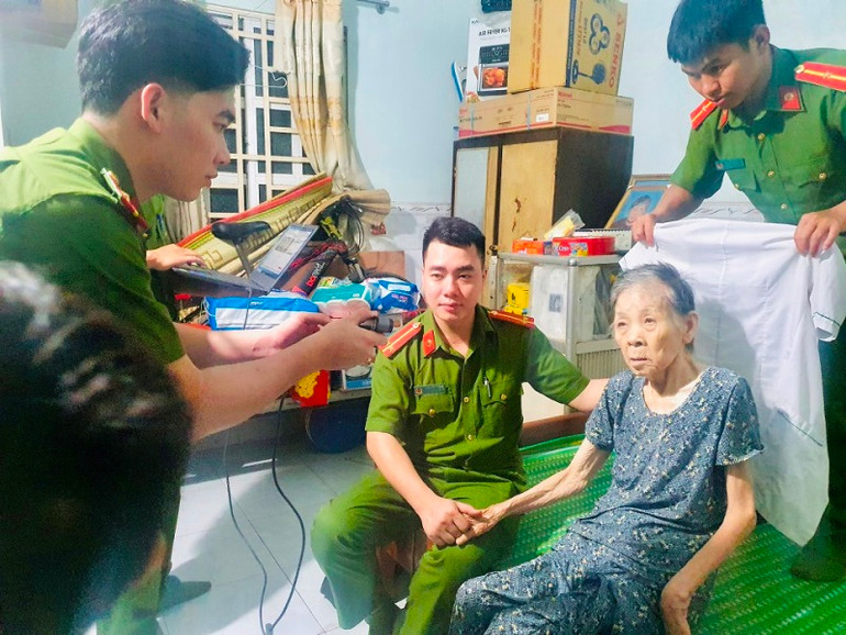 Tổ cấp căn cước công dân lưu động phục vụ yêu cầu của nhân dân trong tỉnh.