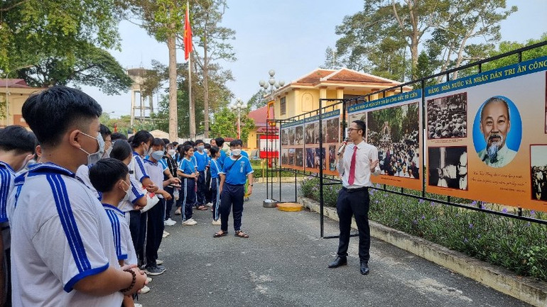 Giáo dục truyền thống cho các em học sinh qua hình ảnh và tư liệu.