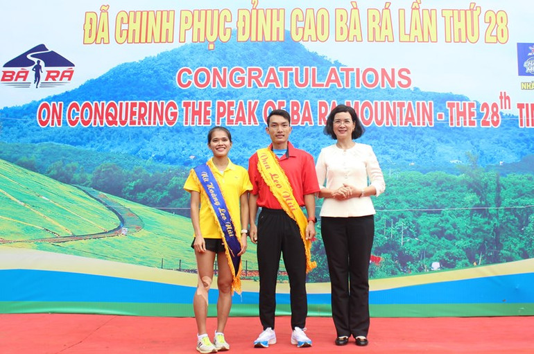 Lãnh đạo tỉnh Bình Phước trao danh hiệu “Vua leo núi”, “Nữ hoàng leo núi” hệ tuyển cho Hoàng Nguyên Thanh và Phạm Thị Hồng Lệ. Lãnh đạo tỉnh Bình Phước trao danh hiệu “Vua leo núi”, “Nữ hoàng leo núi” hệ tuyển cho Hoàng Nguyên Thanh và Phạm Thị Hồng Lệ.