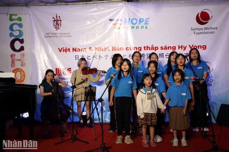 Các em học sinh trường Hy Vọng cùng biểu diễn với các nghệ sĩ.