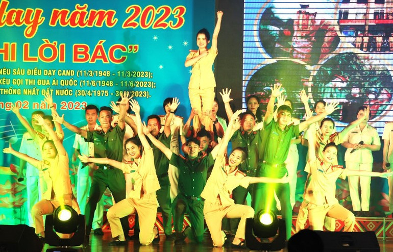 Một tiết mục văn nghệ chào mừng liên hoan.