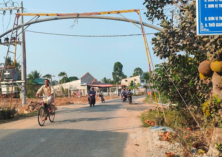 Một khu vực thi công tuyến tránh Quốc lộ 30 không rào chắn tại xã An Bình, huyện Cao Lãnh, nguy hiểm cho phương tiện qua lại, đặc biệt là trẻ em đang học tại 2 trường học gần đó. Một khu vực thi công tuyến tránh Quốc lộ 30 không rào chắn tại xã An Bình, huyện Cao Lãnh, nguy hiểm cho phương tiện qua lại, đặc biệt là trẻ em đang học tại 2 trường học gần đó.