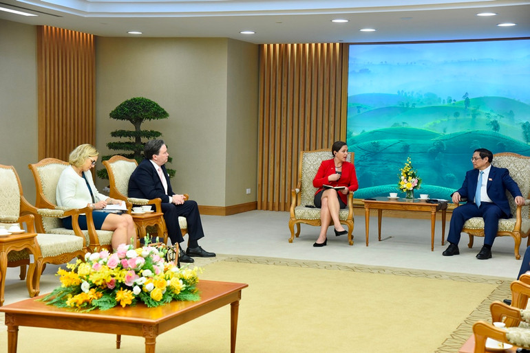 Các thành viên đi cùng bà Emily Blanchard tham dự buổi tiếp.