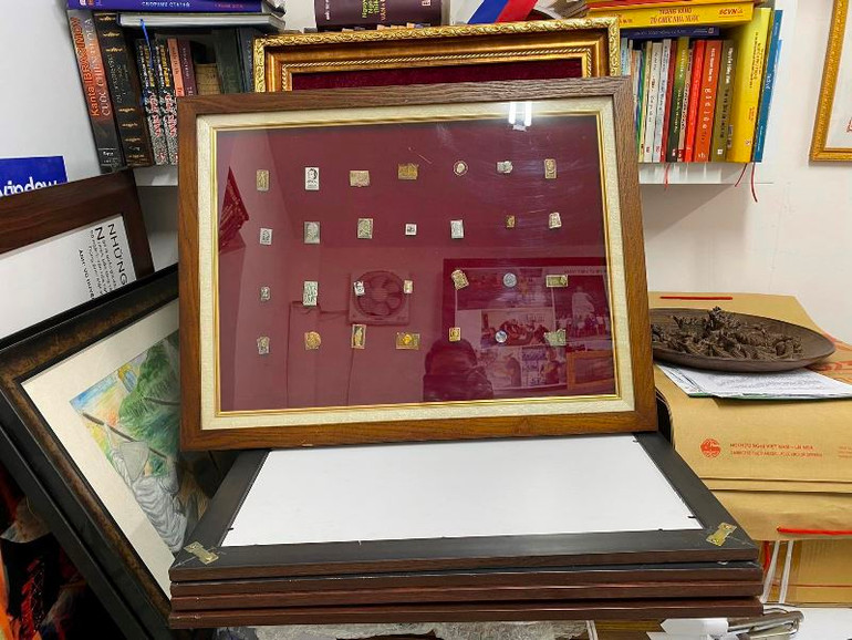 Một phần bộ sưu tập huy hiệu của Ninh Văn Tiến.